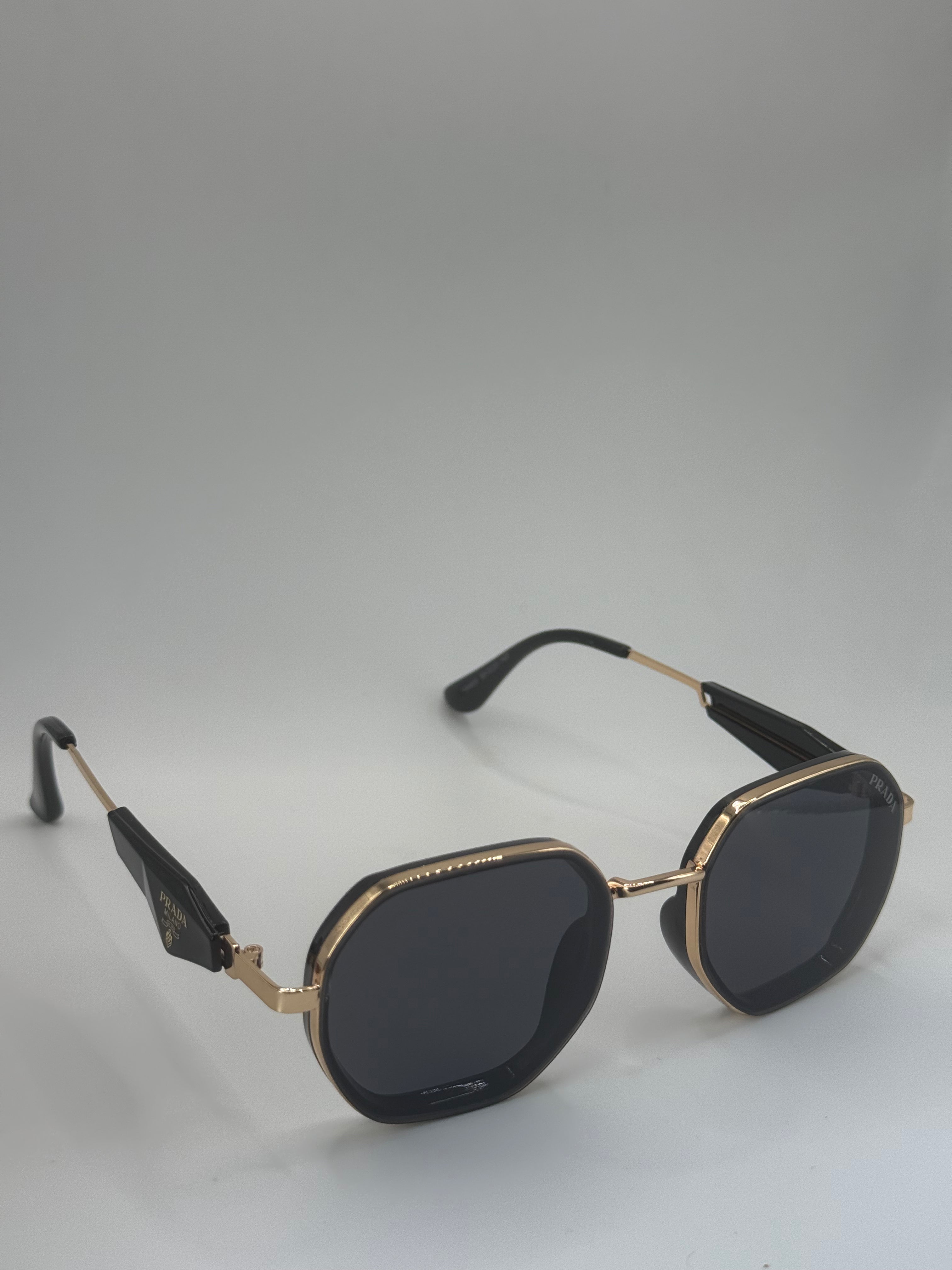 Prada noir doré 19460